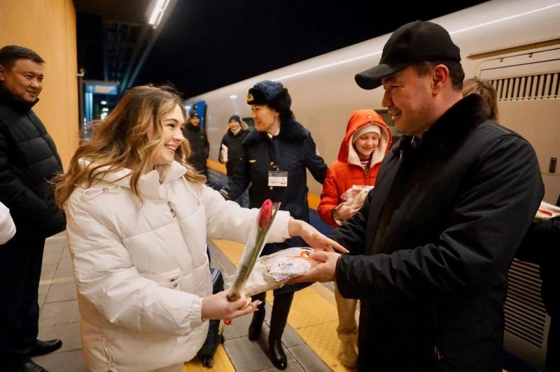 Цветы и подарки вручили женщинам в пассажирских поездах