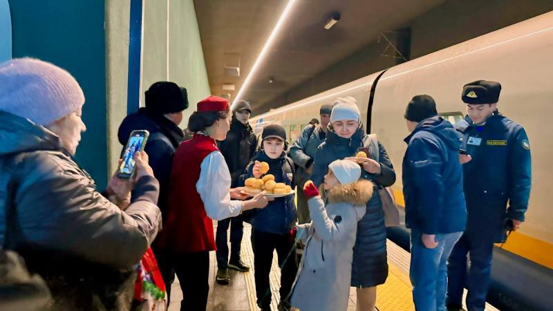 КТЖ порадовало пассажиров украшенными поездами, угощениями и домбристами 