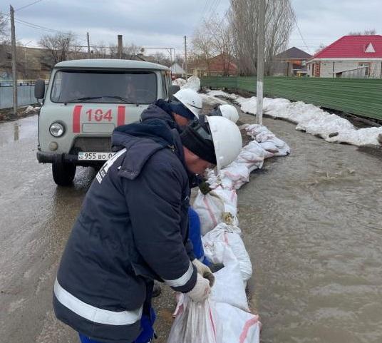 Газовики оказывают помощь пострадавшим от паводков