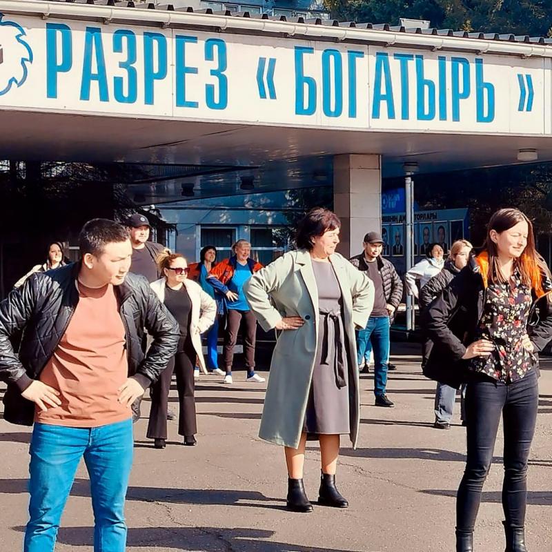 Массовую утреннюю зарядку провели в Богатырь Комир накануне Всемирного дня здоровья