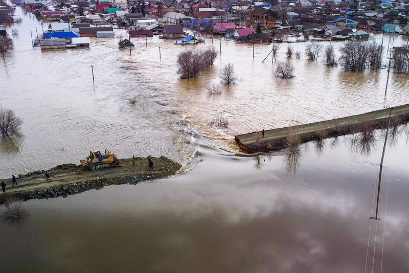 В Орске из-за паводка прорвало дамбу. Зона затопления расширяется, идет массовая эвакуация