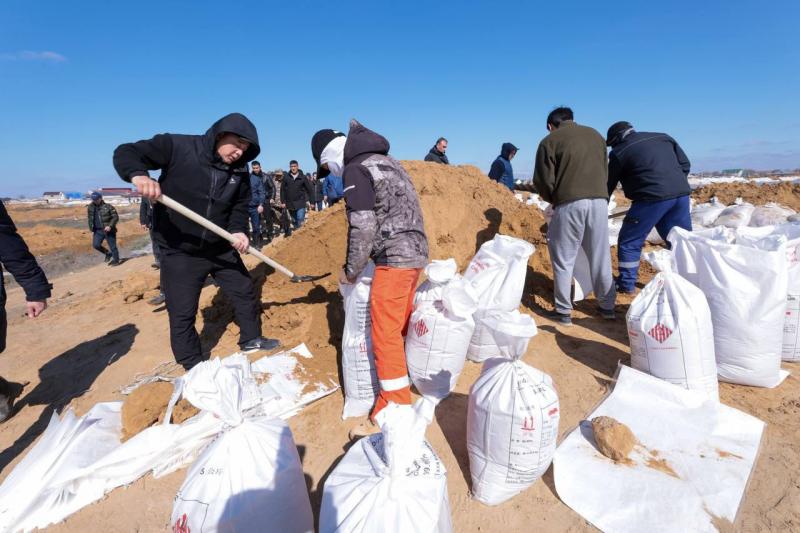 КазМунайГаз восстанавливает противопаводковые дамбы в Атырауской области