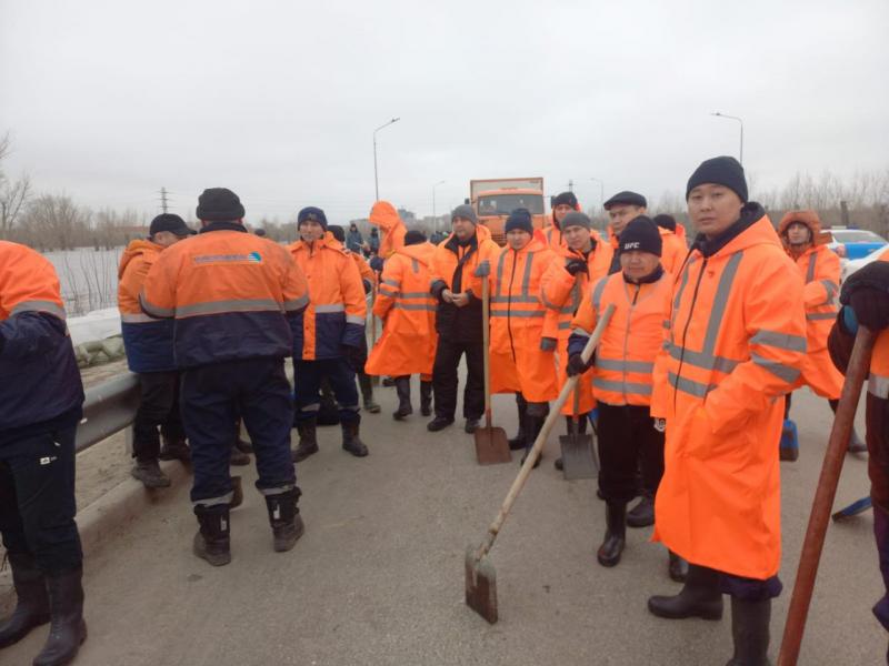 Железнодорожники оказывают помощь в борьбе с паводком в Костанайской области