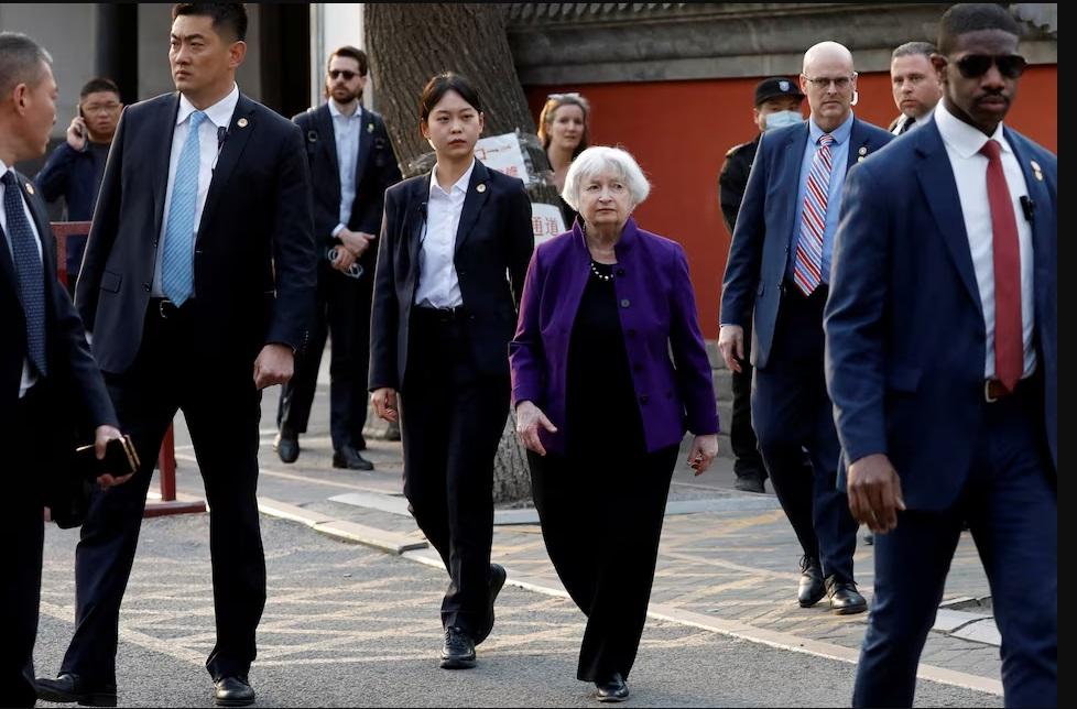 Министр финансов США Джанет Йеллен посещает аллею Гоцзицзянь Хутун в Пекине, Китай, 8 апреля 2024 года. REUTERS/Флоренс Ло/File Photo Purchase License Rights Rights