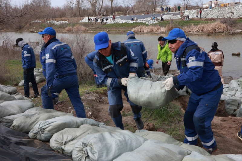 Эмбамунайгаз возводит защитные дамбы в районе реки Сарыозек