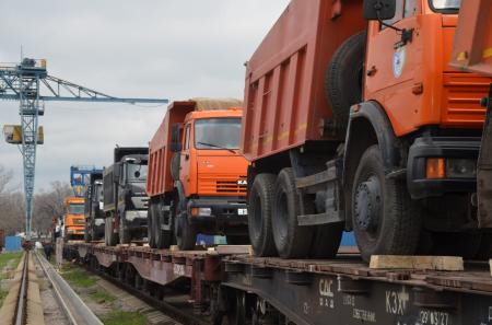 Спецтехнику по железной дороге оперативно перебрасывают в регионы для борьбы с паводками  