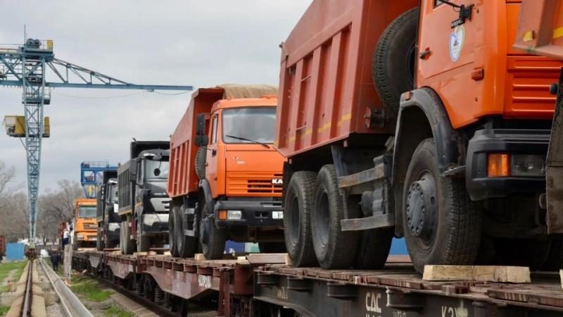 Технику для борьбы с паводками круглосуточно перебрасывают по железной дороге в пострадавшие регионы   