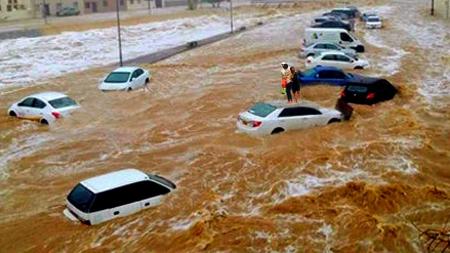 В Дубае из-за сильного дождя перекрыли дороги и затопило метро