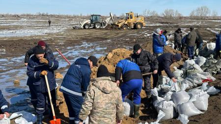QazaqGaz продолжает противопаводковые работы в Атырауской области