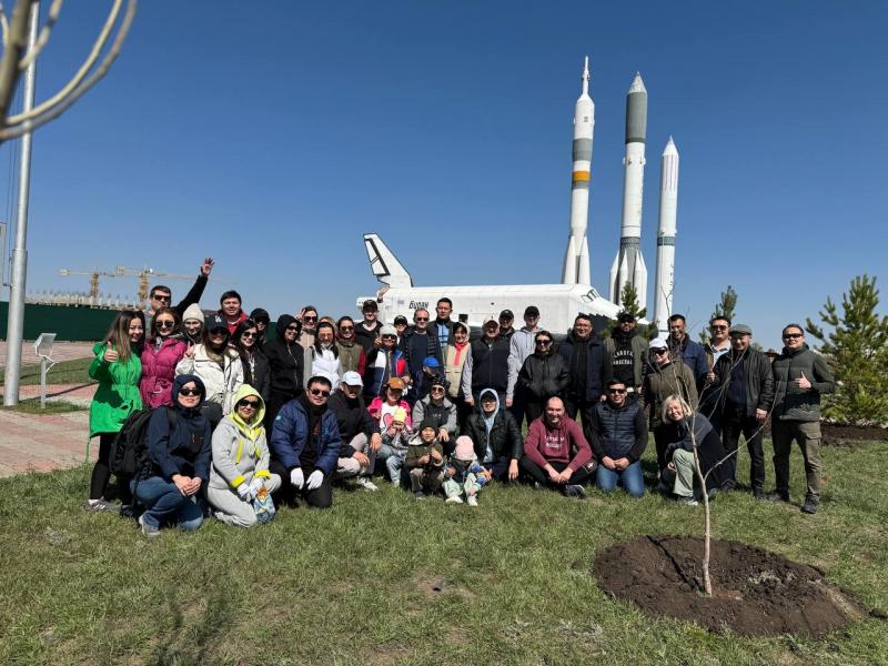 QAZAQ AIR әуекомпаниясының қызметкерлері ағаш отырғызды