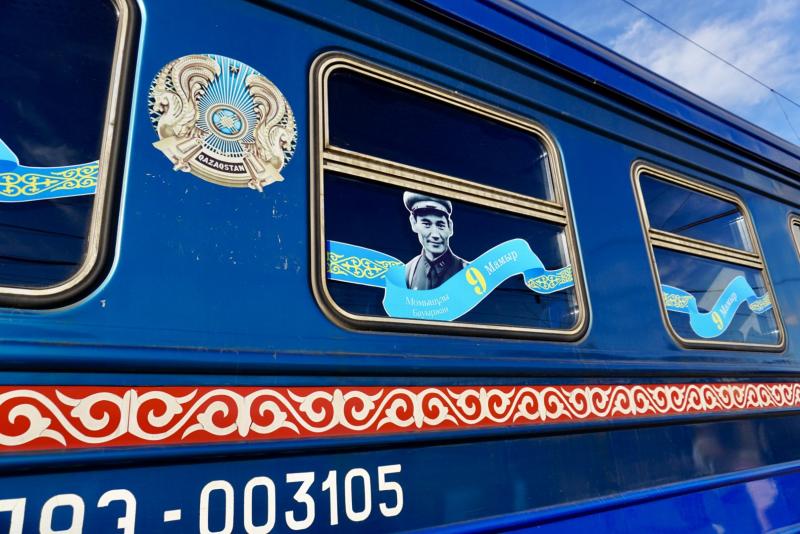 Поезд, оформленный ко Дню Победы, отправился из Астаны в Павлодар