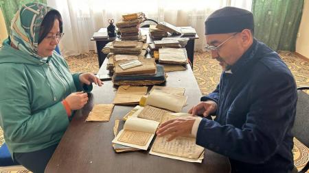 40 древних рукописей и книг передали в фонд Национального центра рукописей и редких книг РК