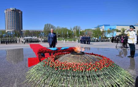 Глава государства почтил память казахстанцев, погибших в Великой Отечественной
