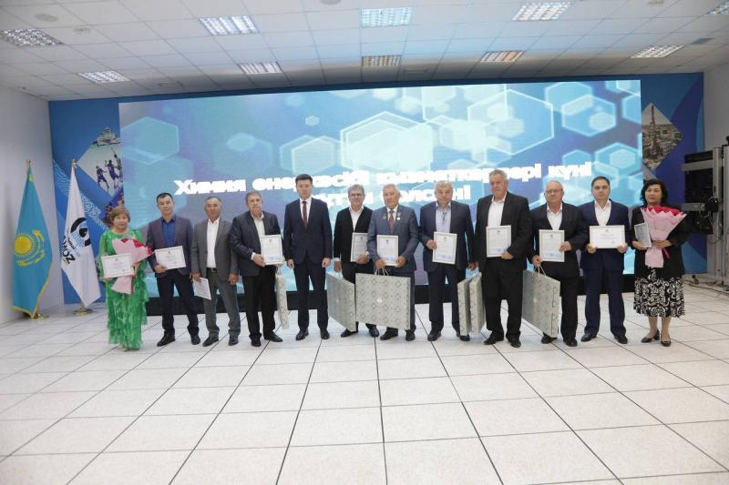 Ветеранам Атырауского НПЗ вручили награды в честь Дня химика