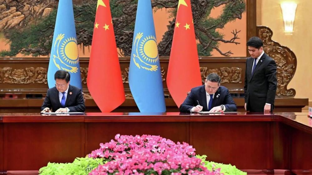 Соглашение о развитии Транскаспийского транспортного маршрута 17 октября 2023 года подписали Китай и Казахстан. Фото пресс-службы Президента РК