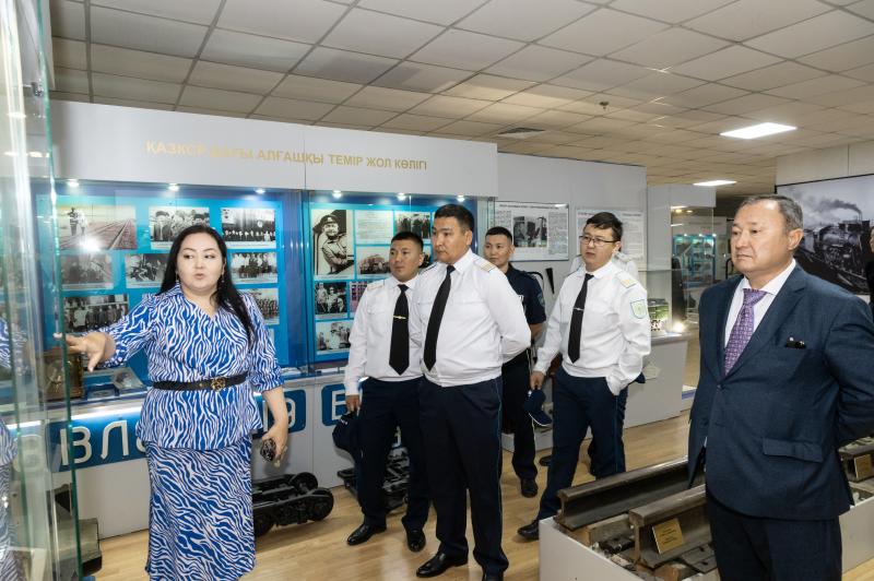 Молодые полицейские посетили центральный музей истории железной дороги