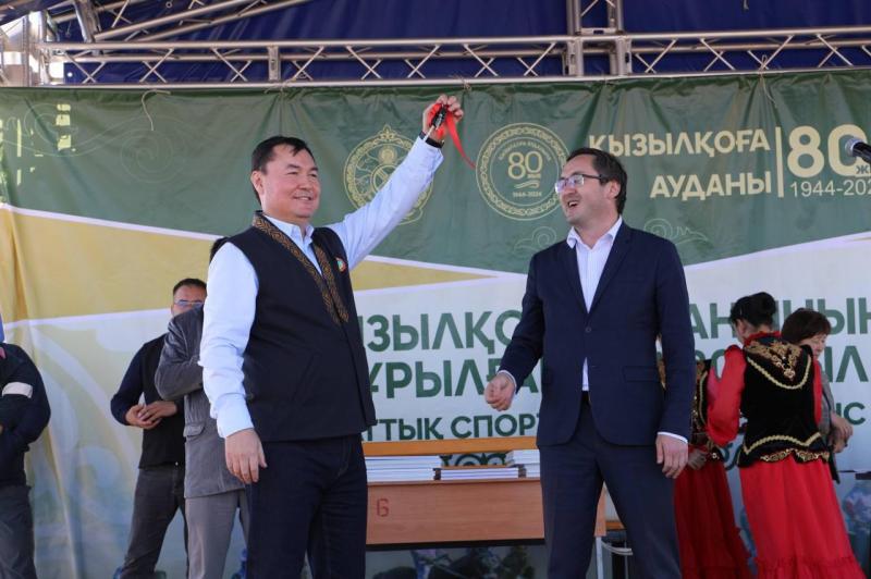 Ембі мұнайшылары Тайсойған оқушыларына шағын автобус сыйлады