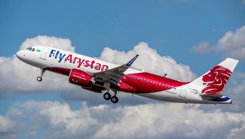 ЧП на рейсе FlyArystan: Пассажир ударил стюардессу и заявил о бомбе на борту