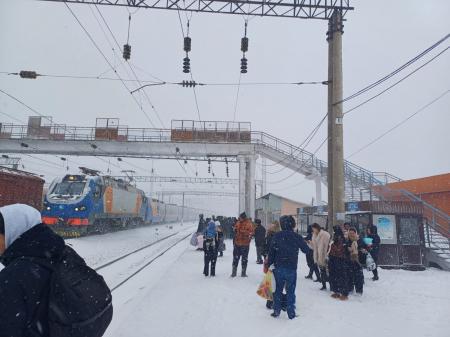 Жолда қалған жолаушыларды ҚТЖ пойызбен жеткізді