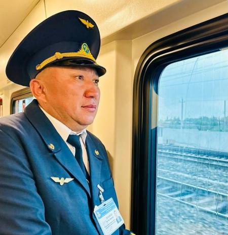 Проводник поезда «Алматы-Ташкент» спас жизнь ребенку