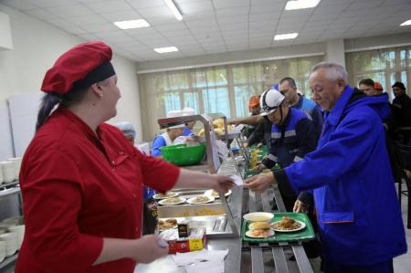 Бесплатное горячее питание для производственных работников организовано в АлЭС