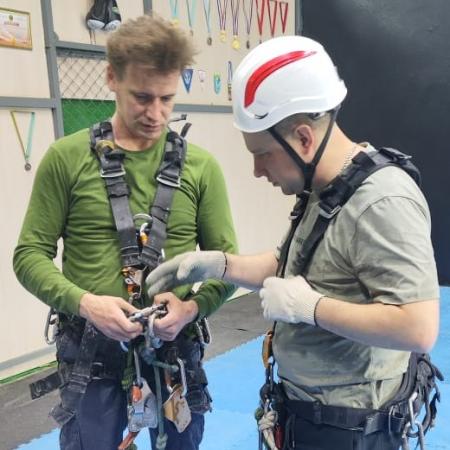 ПМХЗ қызметкерлері өнеркәсіптік альпинизмді меңгерді
