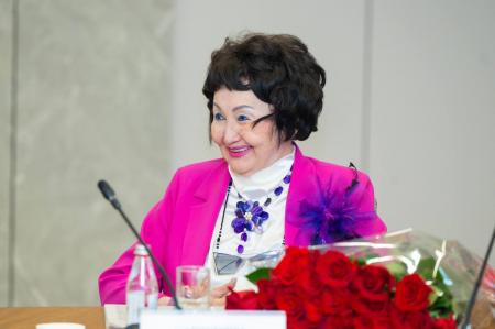 ҚазМұнайГазда ғалым Раушан Сармурзинаны 80 жылдық мерейтойымен құттықтады