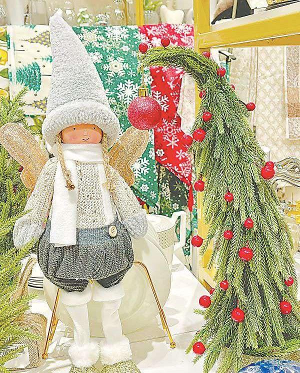 В стекле игрушек замерев...