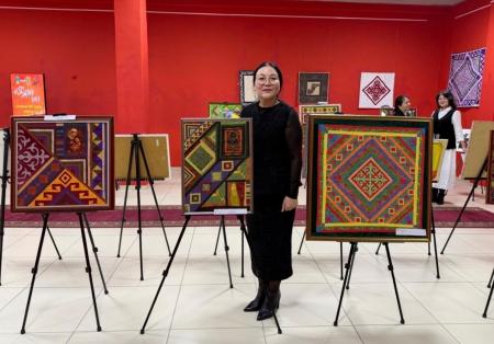 Павлодарская железнодорожница открыла современную арт-выставку «Құрақ үні»