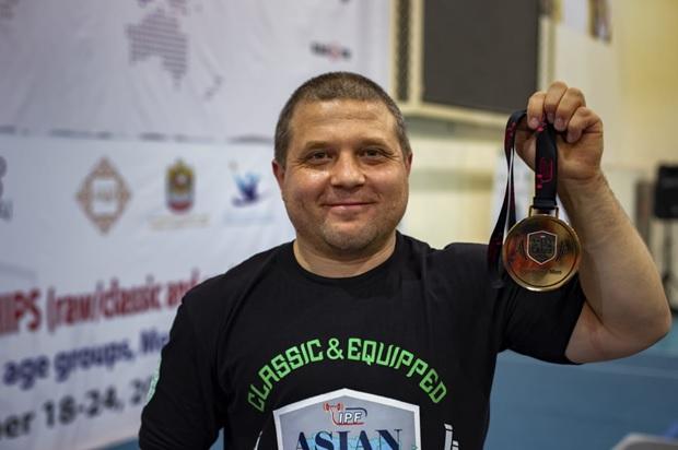 Поднял 160 кг: бригадир АлЭС победил в Чемпионате Азии по жиму лежа