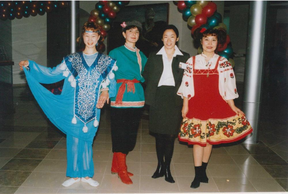 Вторая слева Софья Алиева на Фестивале нефтяников ОАО Казахойл