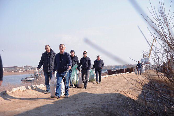 Работники АНПЗ вышли на уборку набережной Урала