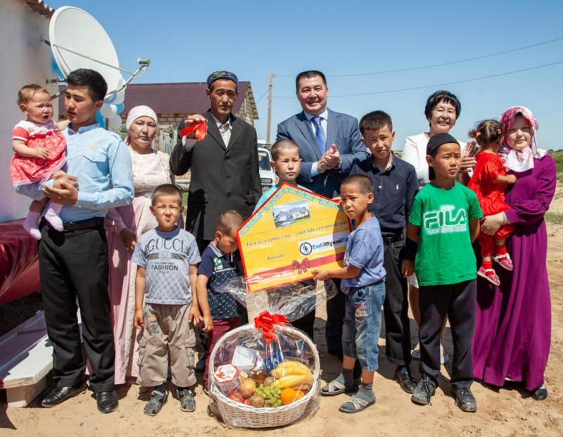 Три квартиры и пять домов подарили многодетным семьям сотрудники "Эмбамунайгаз"