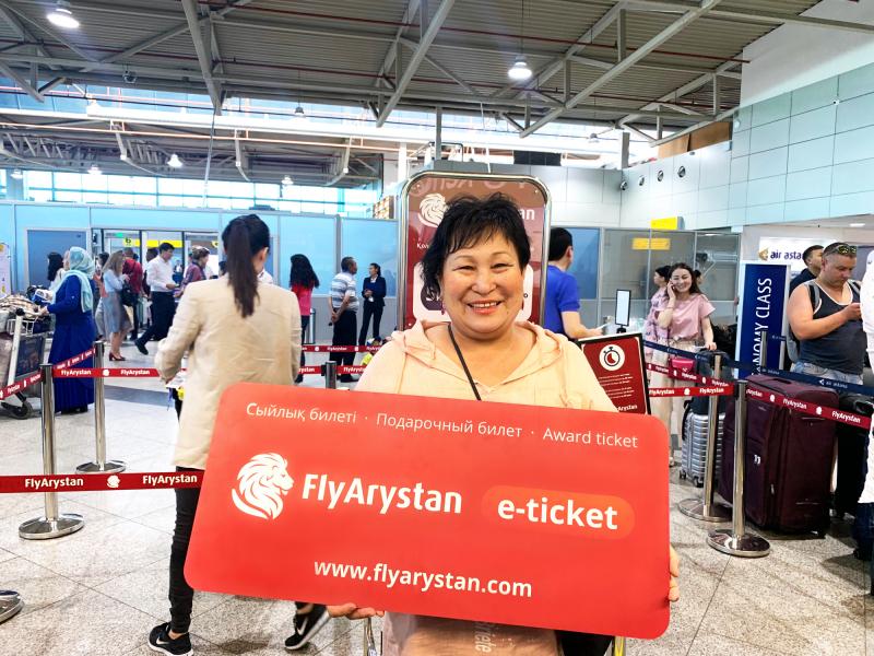 FlyArystan поздравил 100 000 пассажира
