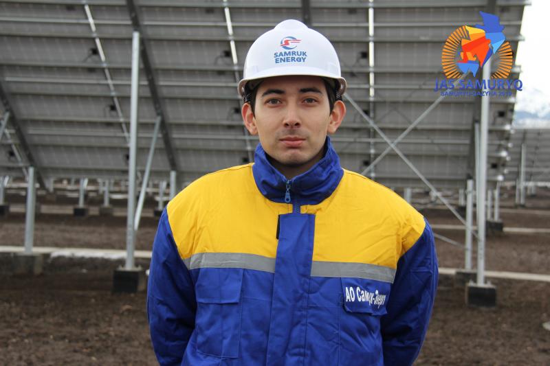Выпускник Назарбаев Университета работает с солнечной энергией