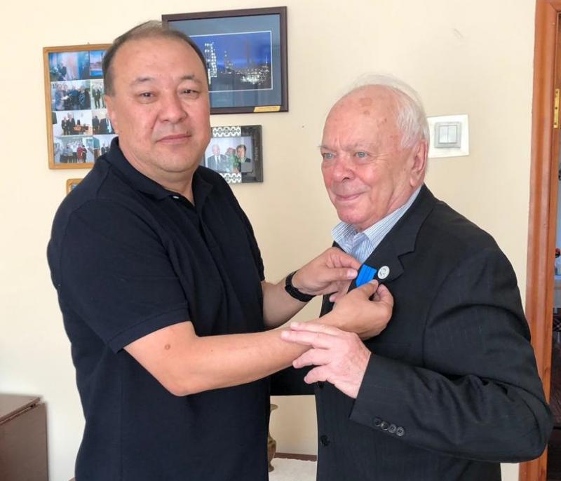 Глава ПНХЗ вручил медаль своему предшественнику - первому директору завода
