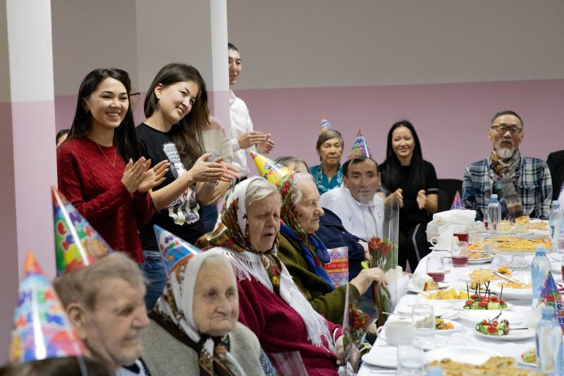 Представители Jas Samuryq посетили пожилых людей в Нур-Султане 