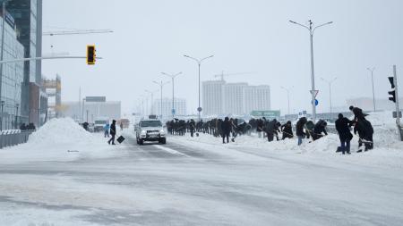 Сотрудники группы компаний "Самрук-Қазына" поддержали челлендж по уборке снега