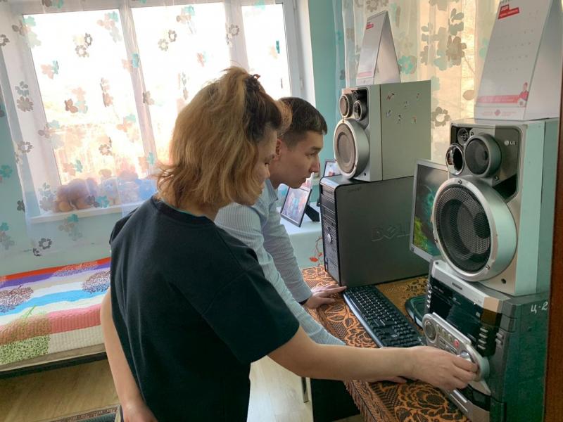 Работники "Казахтелеком" отремонтировали компьютеры для воспитанников семейного дома "Рух"