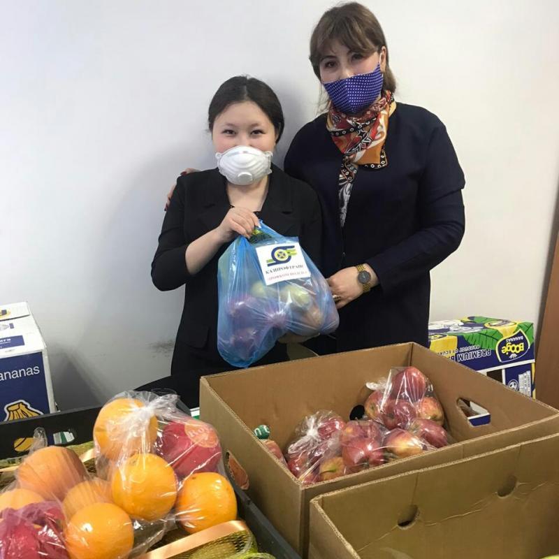 Павлодарские железнодорожники купили фрукты детям из группы риска по коронавирусу