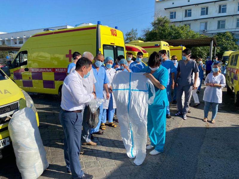 Сотрудники офиса "Үлес" передали станции скорой помощи в Актау средства индивидуальной защиты