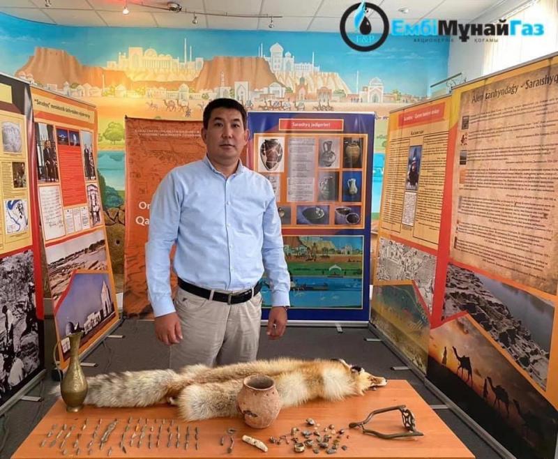 Эмбинец передал музею "Хан Ордалы Сарайшык" тысячелетние артефакты
