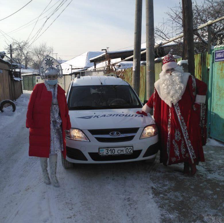  Подарки  детям от  Президента РК  доставили "Деды Морозы" от Казпочты! 