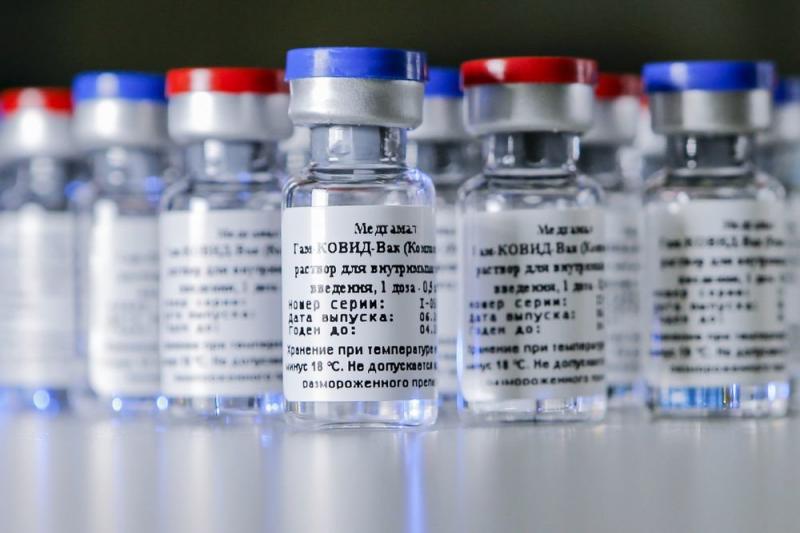 Есть ли "побочка": врач Боткинской больницы о российской вакцине