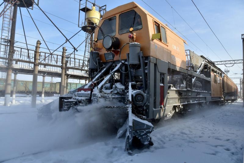  Сквозь снег: тысячи рабочих задействованы в расчистке путей