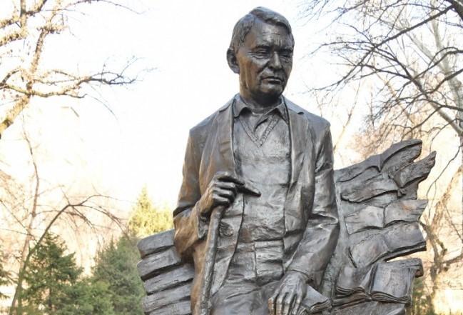 Памятник писателю Герольду Бельгеру открыли в Алматы