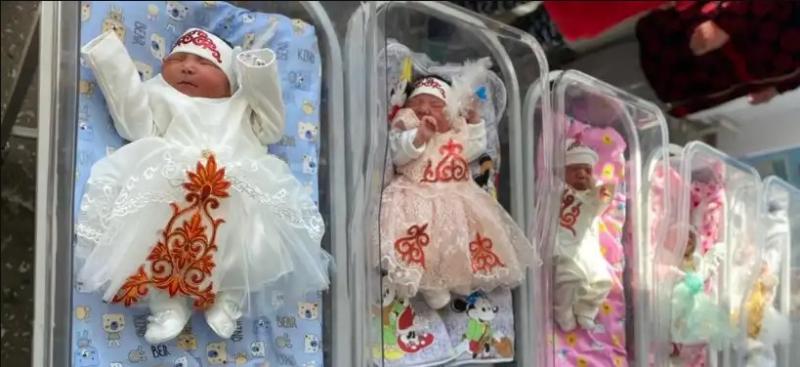 В ВКО новорожденных малышей выписывают из роддома в национальных костюмах 