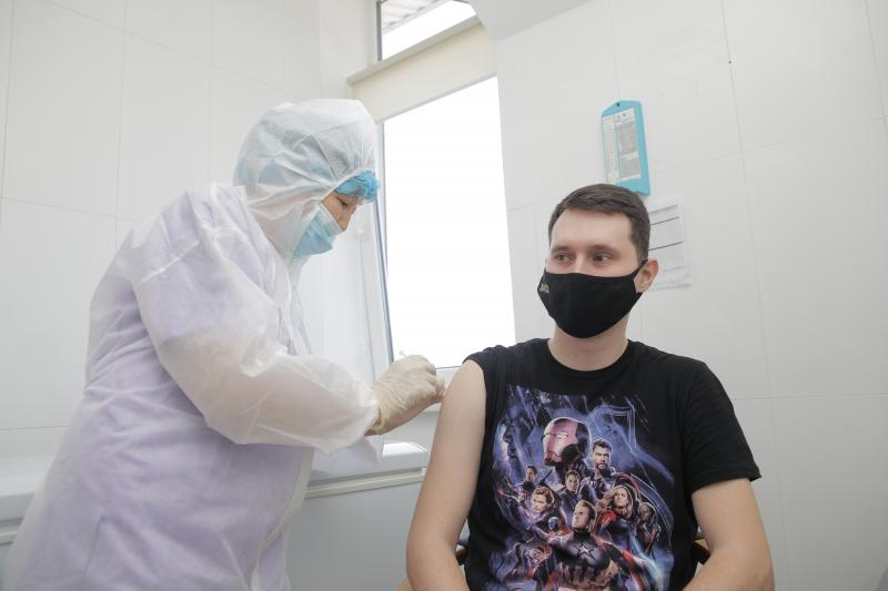 На Атырауском НПЗ началась вакцинация сотрудников от COVID-19 