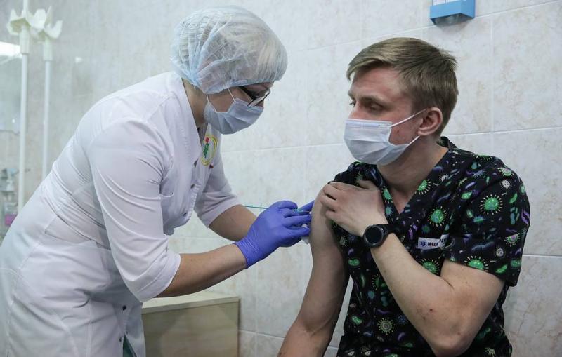 Более 700 работников АНПЗ получили прививки от COVİD-19 