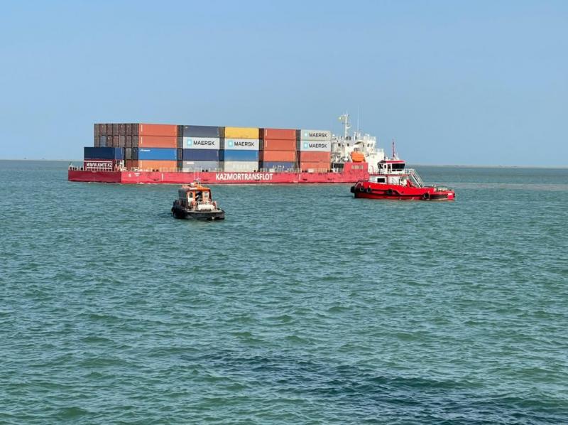 В Бакинский порт прибыл казахстанский контейнеровоз с более чем 140 контейнерами